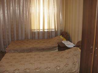 Гостиница Чародейка Каменномостский Стандартный номер с 2 односпальным кроватями и диваном-1