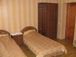 Гостиница Чародейка Каменномостский Стандартный номер с 2 односпальным кроватями и диваном-2